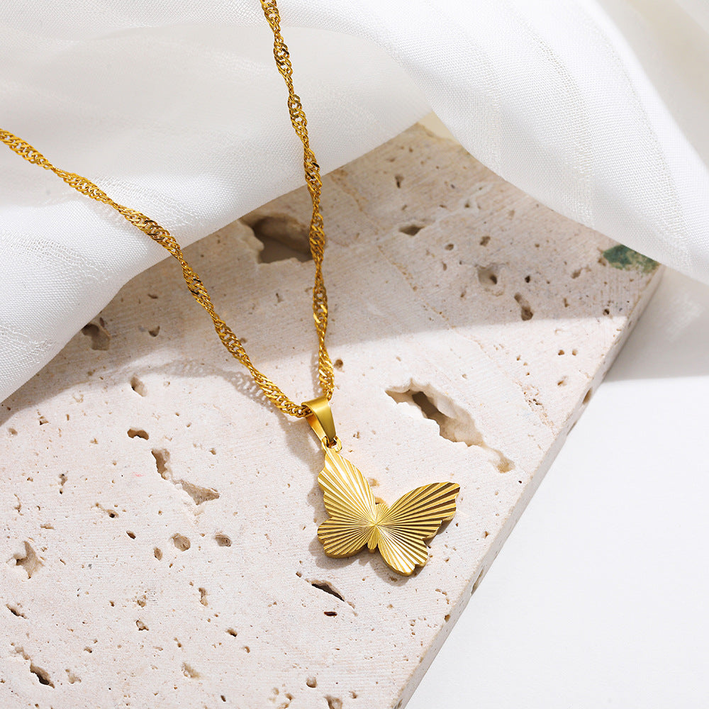 European and American cross-border simple stainless steel 18k gold butterfly heart-shaped necklace high-end accessories three-dimensional pendant for men and women